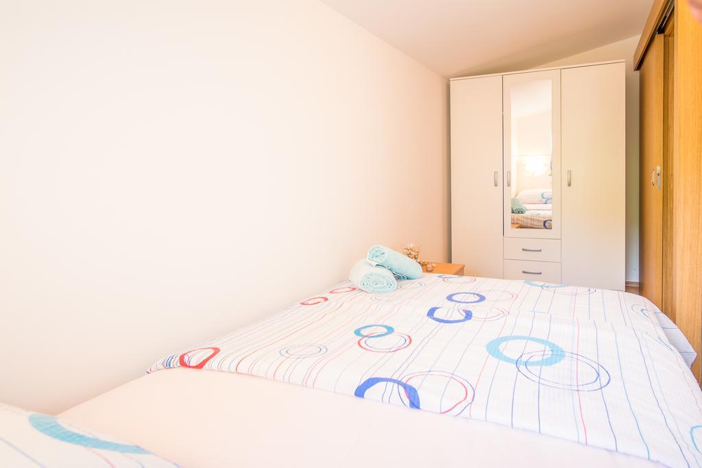 Apartment Karamarko Malinska Eksteriør bilde